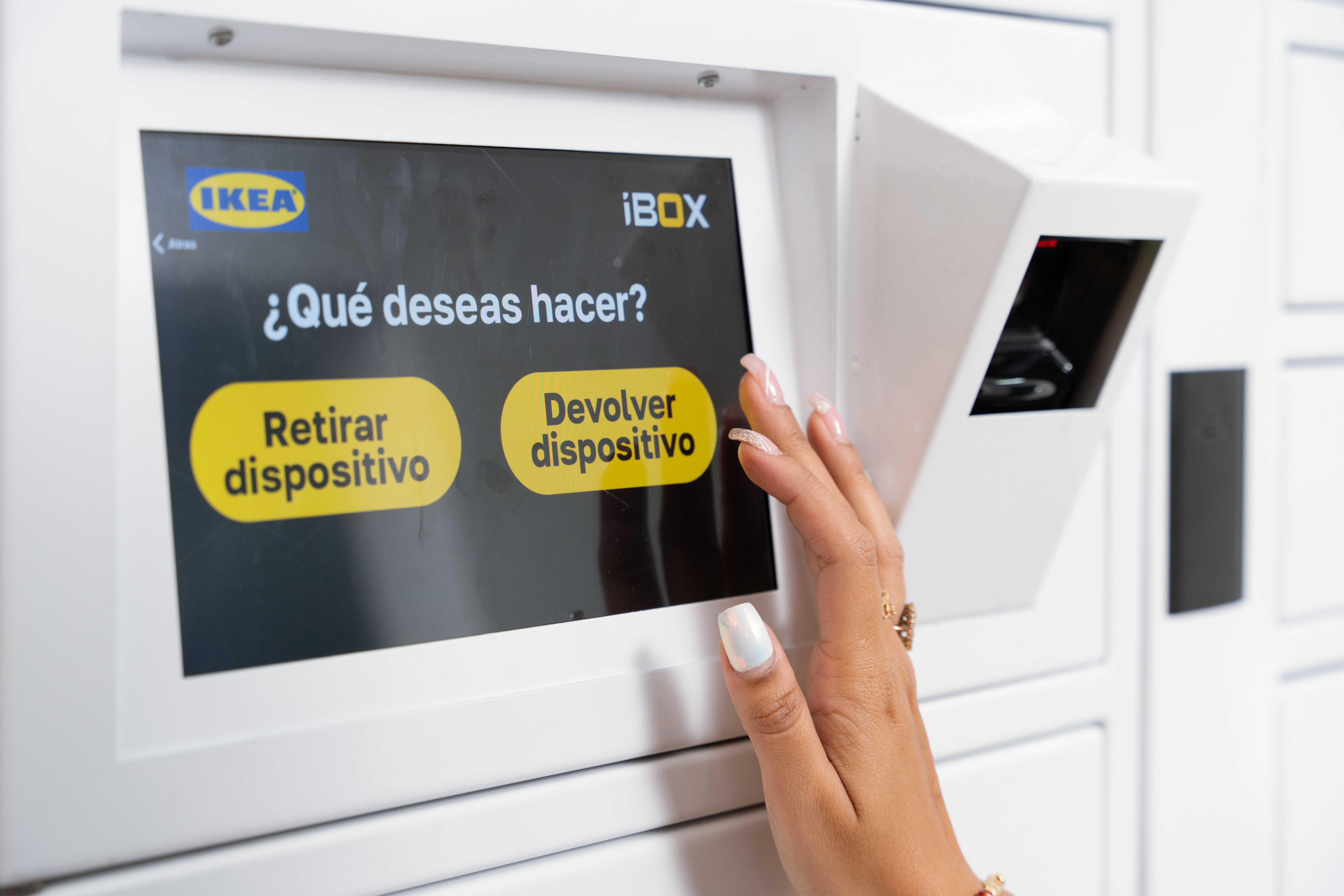 Interfaz del locker iBOX con pantalla táctil