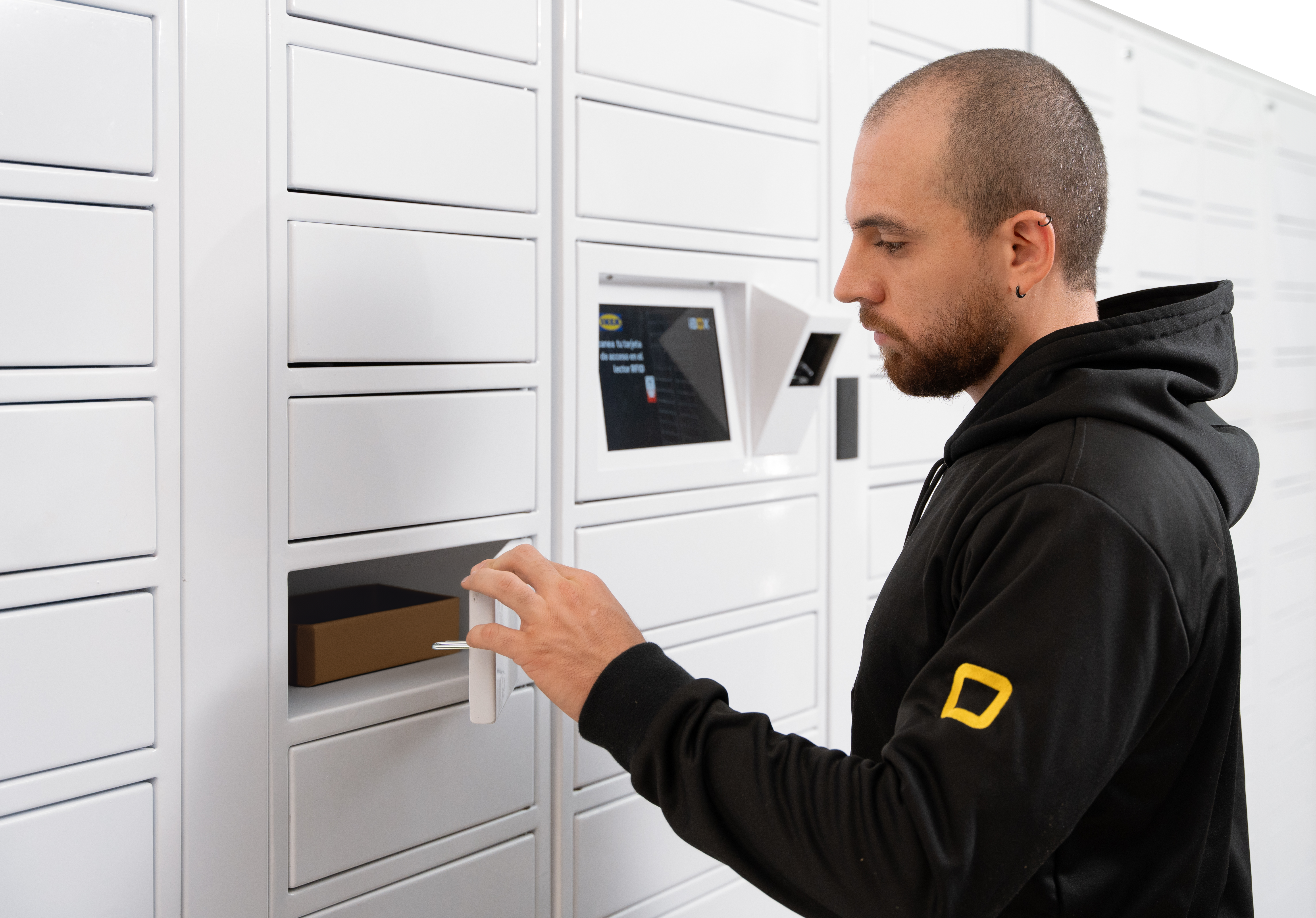Persona interactuando con sistema de casilleros inteligentes Delivery Box
