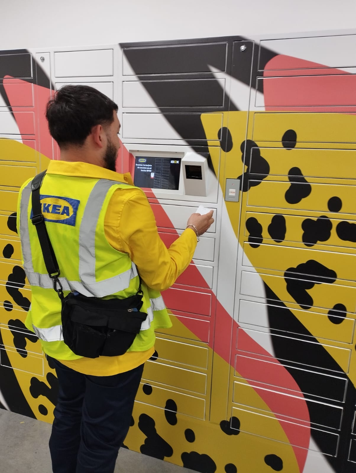 Persona interactuando con sistema de casilleros inteligentes AssetBox